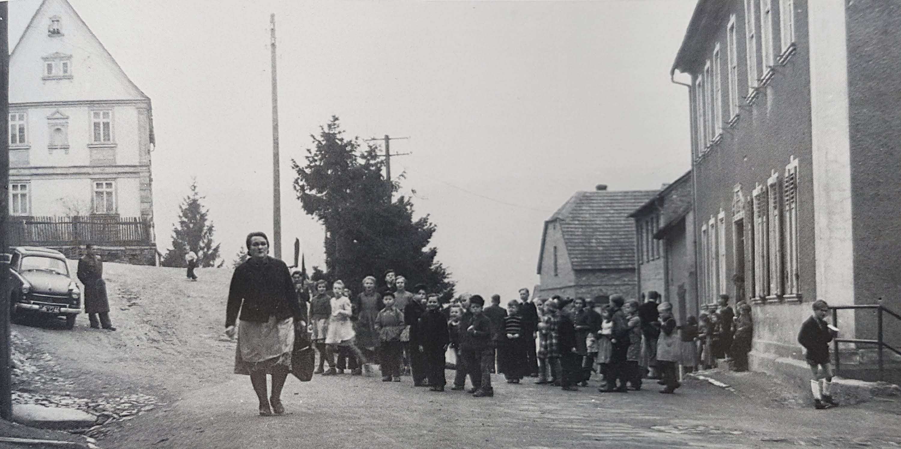 „Der Tod steht vor der Volksschultür“